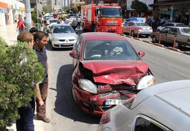 Gaziantep'te Otomobiller Çarpıştı: 4 Yaralı