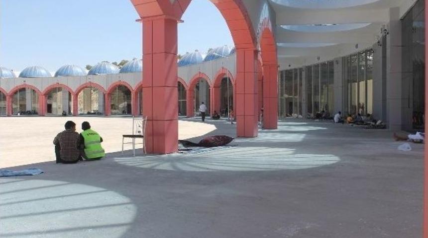 Mardin&rsquo;e Sığınan Yezidiler Otogara Yerleştiriliyor