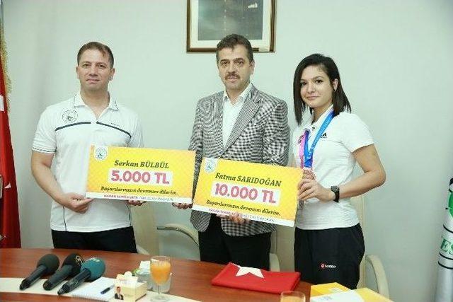 Gaziosmanpaşa Belediyesi’den Milli Taekwondocu Fatma Sarıdoğan’a Ödül