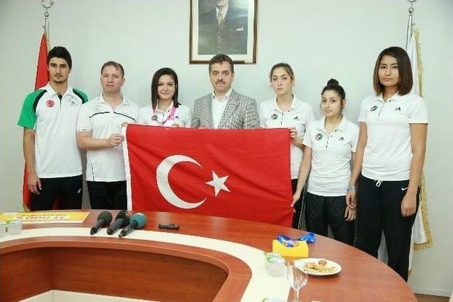Gaziosmanpaşa Belediyesi’den Milli Taekwondocu Fatma Sarıdoğan’a Ödül