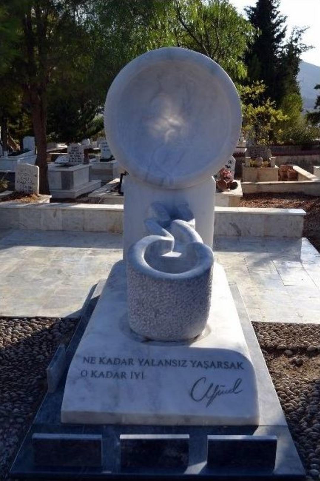 Can Y&uuml;cel&rsquo;in Par&ccedil;alanan Mezar Taşı Yeniden Yerine Kondu