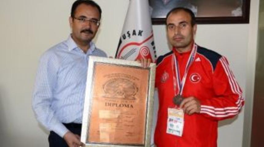 Uşaklı G&uuml;reş&ccedil;i D&uuml;nya 3.&rsquo;s&uuml; Oldu