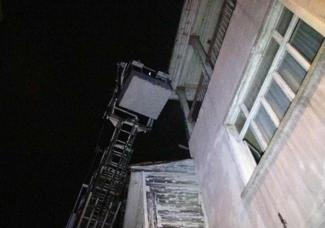 Madde Bağımlıları Metruk Binada Yangın &Ccedil;ıkardı