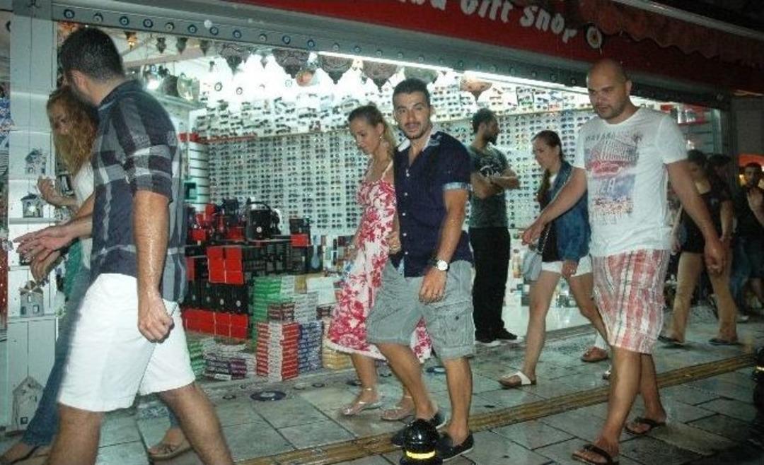 Bodrum&rsquo;da Aniden Bastıran Şiddetli Yağmur Eğlenceye D&ouml;n&uuml;şt&uuml;