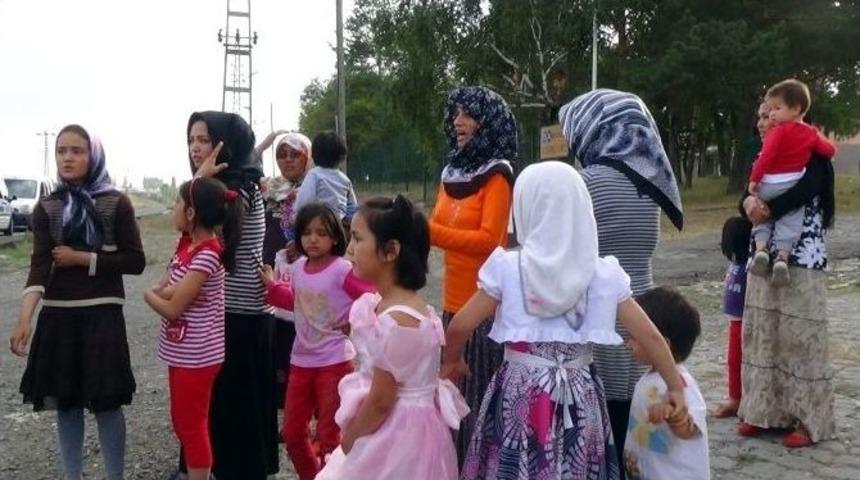 Kars&rsquo;ta Elektrikleri Kesilen Afganlılar Eylem Yaptı