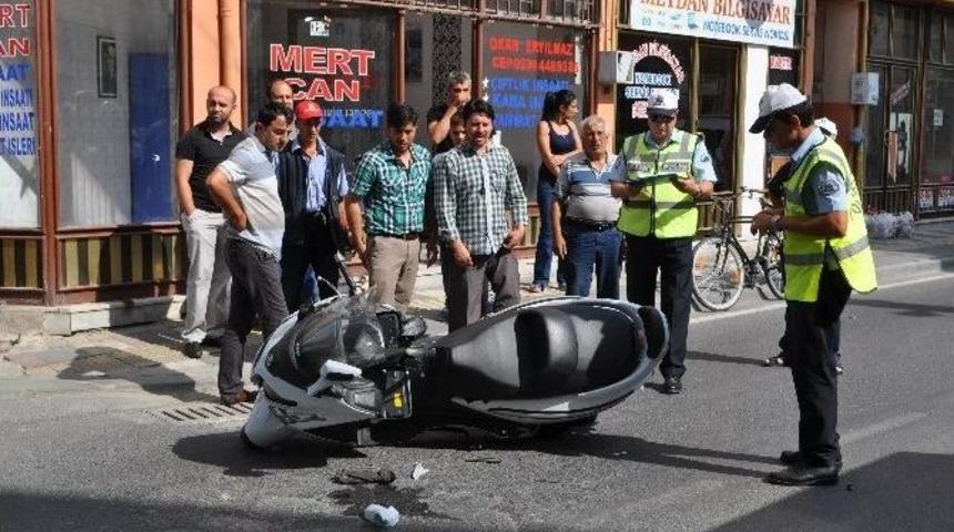 Motosikletle Otomobil &Ccedil;arpıştı: 1 Yaralı