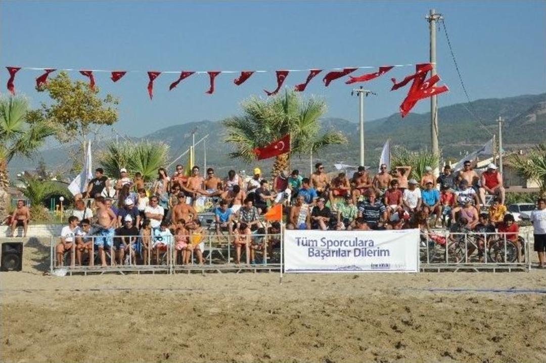 Kuşadası&rsquo;nda Plaj Futbolu Heyecanı