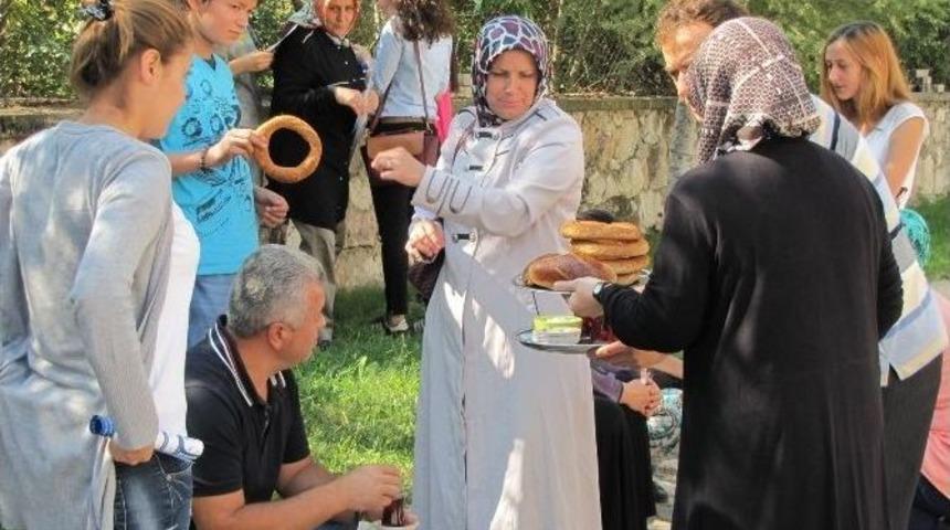 Myo &Ouml;ğrencilerine &Ccedil;ay Ve Simit İkramı