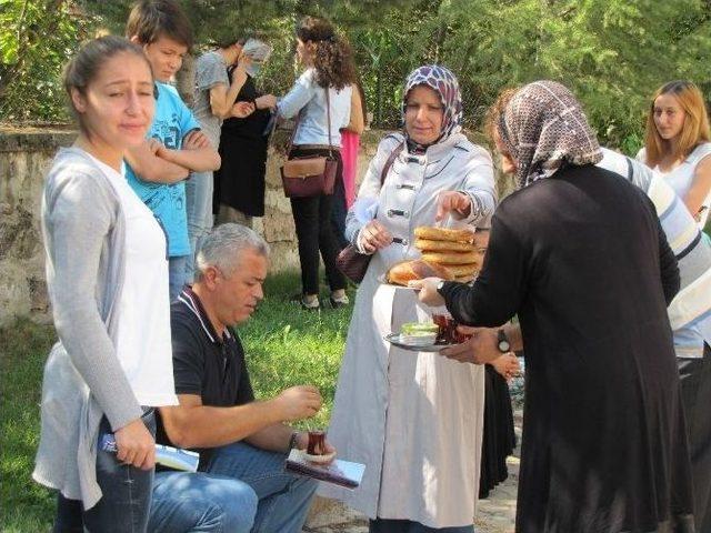 Myo Öğrencilerine Çay Ve Simit İkramı