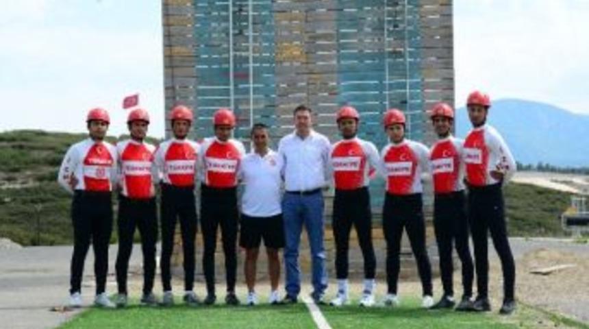 İzmirli İtfaiyeciler Şampiyonluk Parolasıyla Gitti