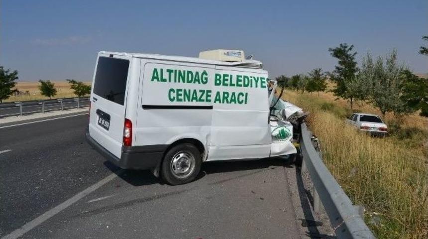 Cenaze Aracı Kaza Yaptı: 1 Yaralı