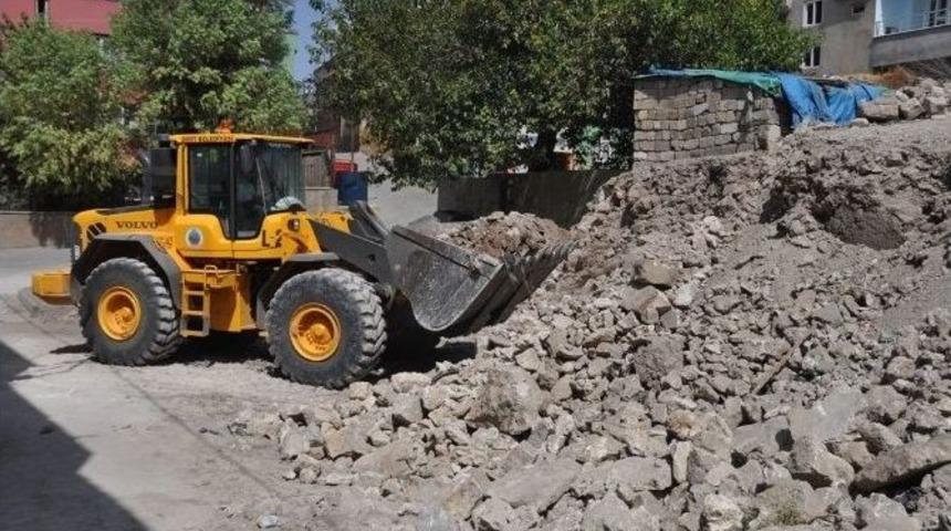 Harabe Evlerin Hafriyat Temizleme &Ccedil;alışması Başladı