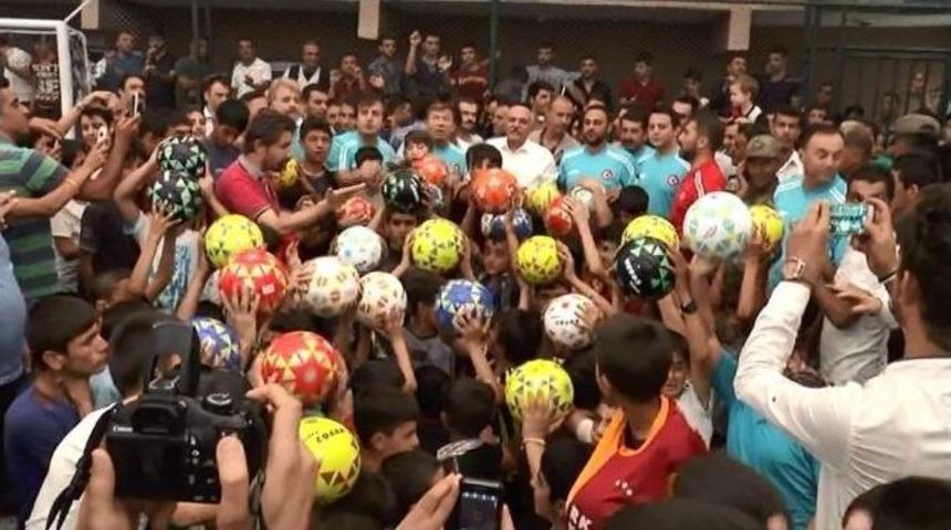 Futbolun Efsane Yıldızları Halı Sahada Ma&ccedil; Yaptı