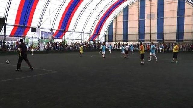 Futbolun Efsane Yıldızları Halı Sahada Maç Yaptı