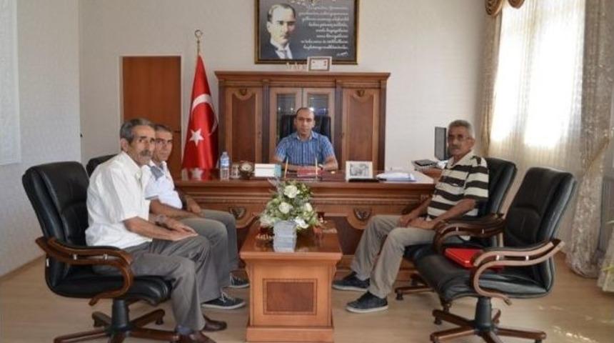 Dernek Y&ouml;neticilerinden Kaymakama Teşekk&uuml;r Plaketi