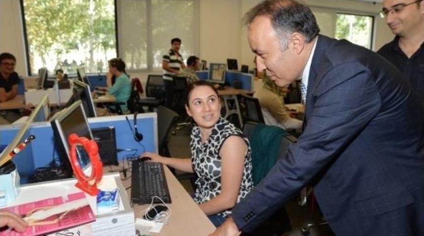 Vali Altıparmak, Turkcell Global Çağrı Merkezini Gezdi