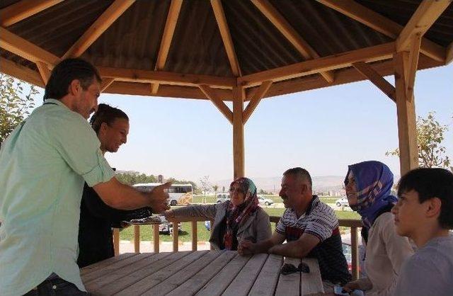 Polis’ten Öğrencilere Önce Leblebi İkramı Sonra Uyarı