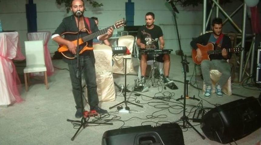 &Ouml;ren&rsquo;de Popstar Ayta&ccedil; Coşturdu