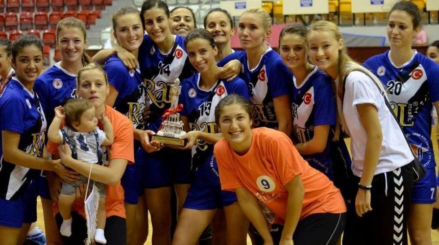 "Paşanın Melekleri" Bayanlar Hentbol Fuar Kupası'nın Sahibi Oldu