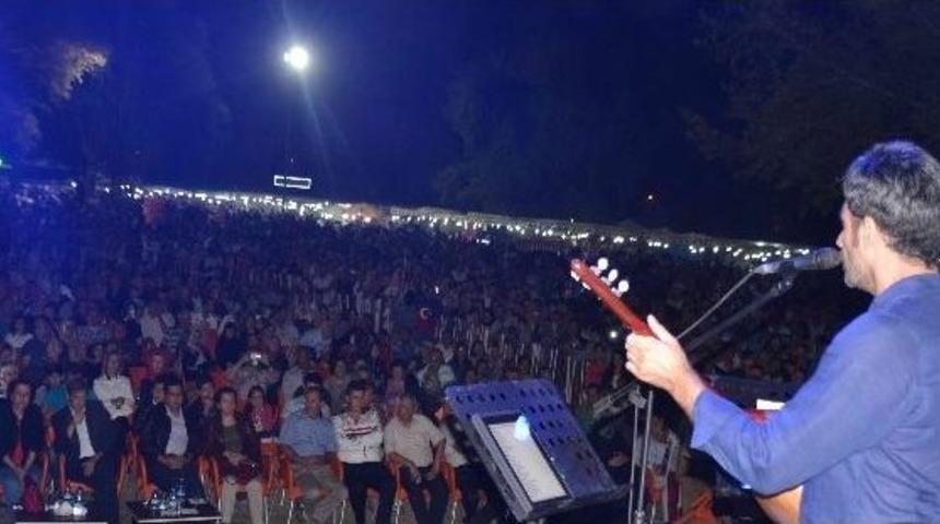 Uğur Işılak Dombıra İle Coşturdu