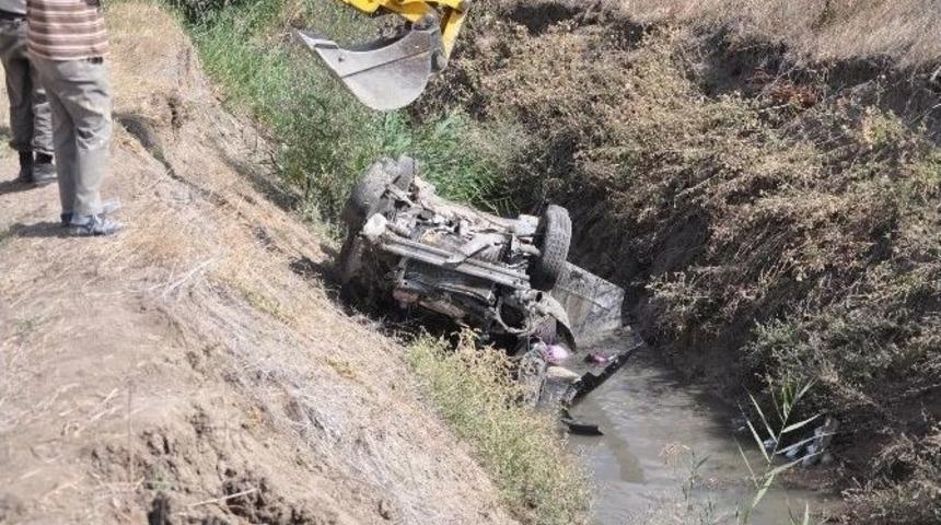 Otomobil Dereye U&ccedil;tu: 1 &Ouml;l&uuml;, 4 Yaralı