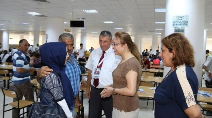 Rekt&ouml;r Kılı&ccedil;, &Ouml;ğrencilerin Kayıt Heyecanına Ortak Oldu