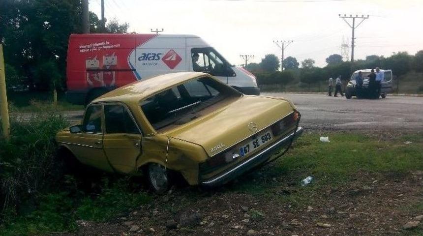 Kocaeli&rsquo;de İki Otomobil &Ccedil;arpıştı: 1 Yaralı
