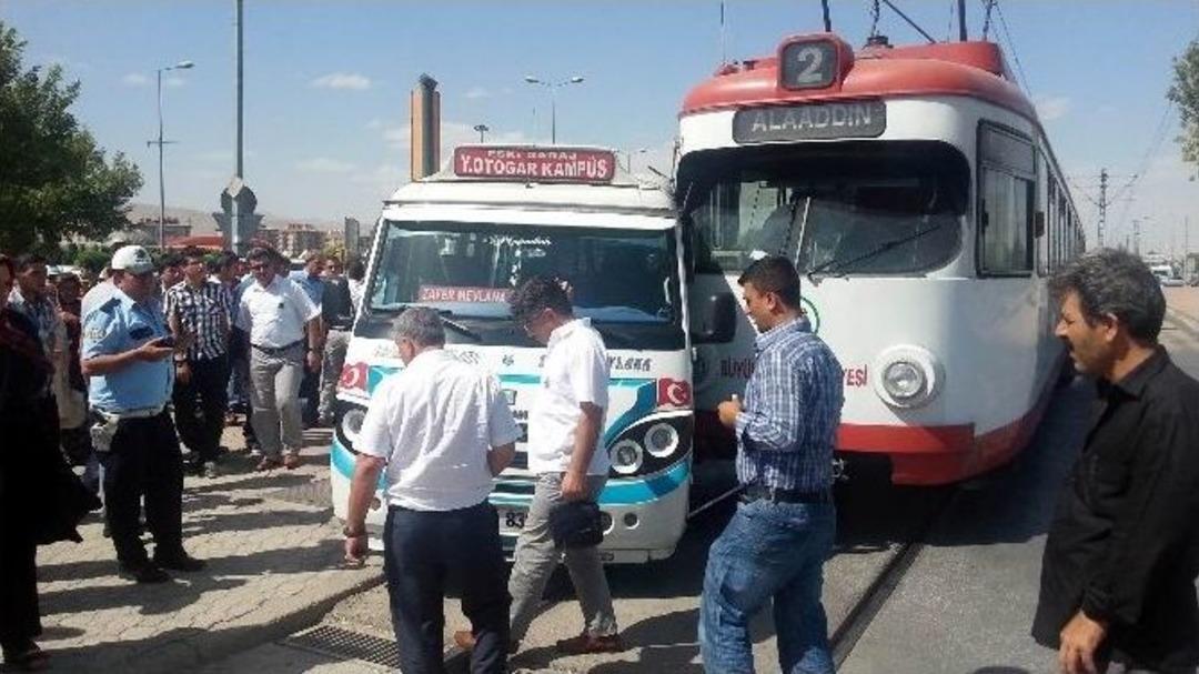 Tramvayla Yolcu Minib&uuml;s&uuml; &Ccedil;arpıştı: 3 Yaralı