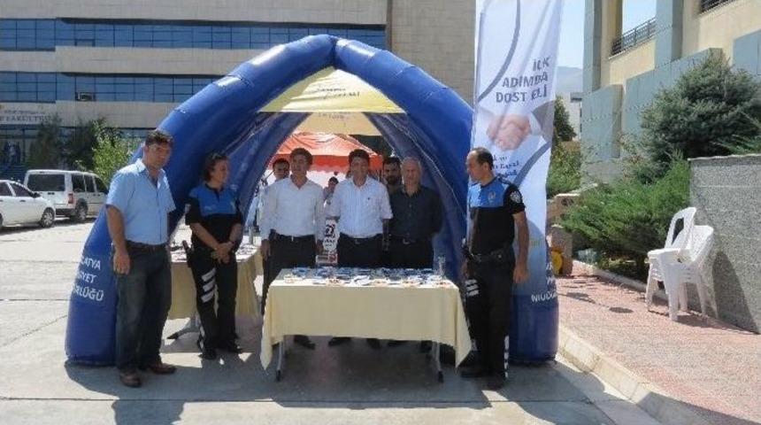 Emniyetten &Uuml;niversite &Ouml;ğrencilerine &lsquo;dost Eli&rsquo;