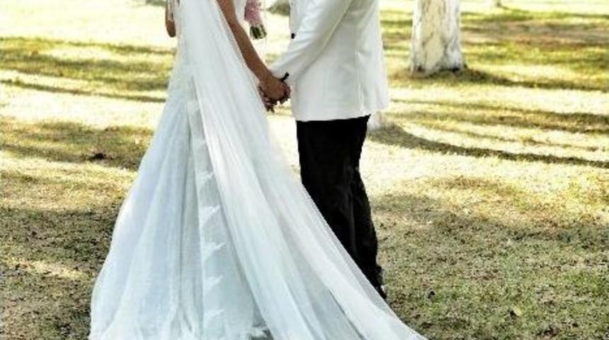 Doğa Rutkay Ve Kerimcan Kamal&rsquo;dan Karnaval Havasında D&uuml;ğ&uuml;n