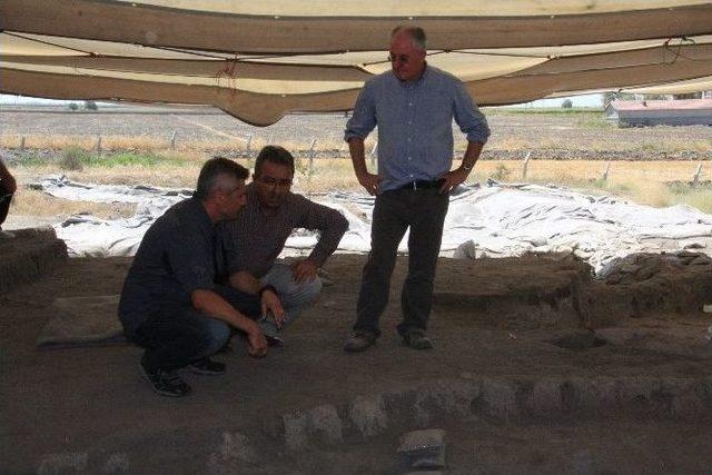 Karatay’da 10 Bin Yıllık Boncuklu Höyük Tanıtıldı