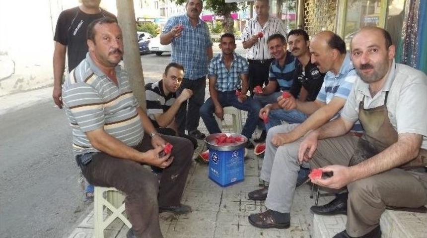 Satamadığı Karpuzu &Ccedil;arşı Esnafına İkram Etti