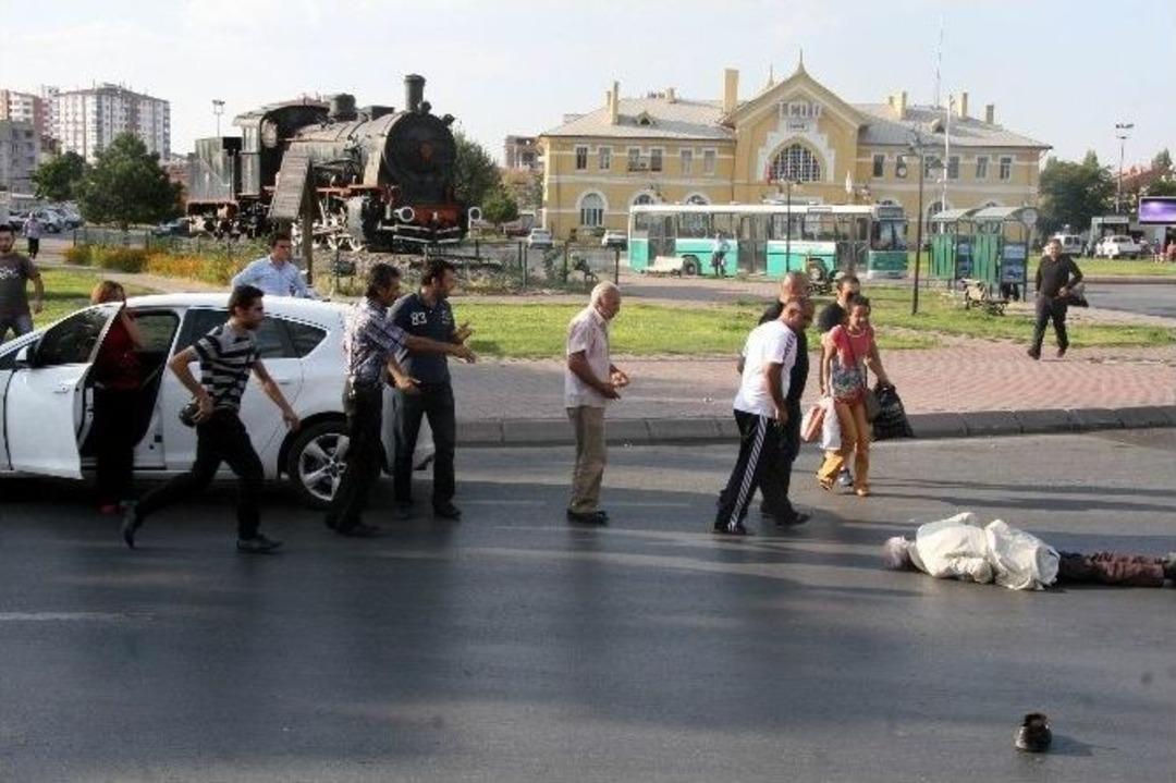 Yaşlı Adama &Ccedil;arpan Kadın S&uuml;r&uuml;c&uuml; Şoka Girdi