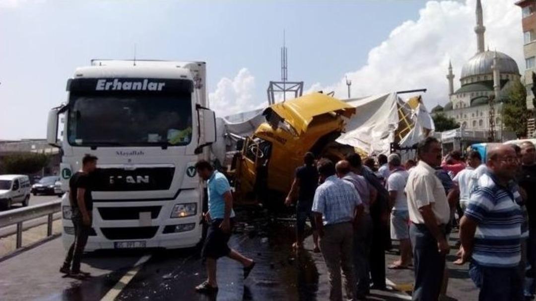 Tır, Park Halinhdeki Tır&rsquo;a &Ccedil;arptı: 1 Yaralı