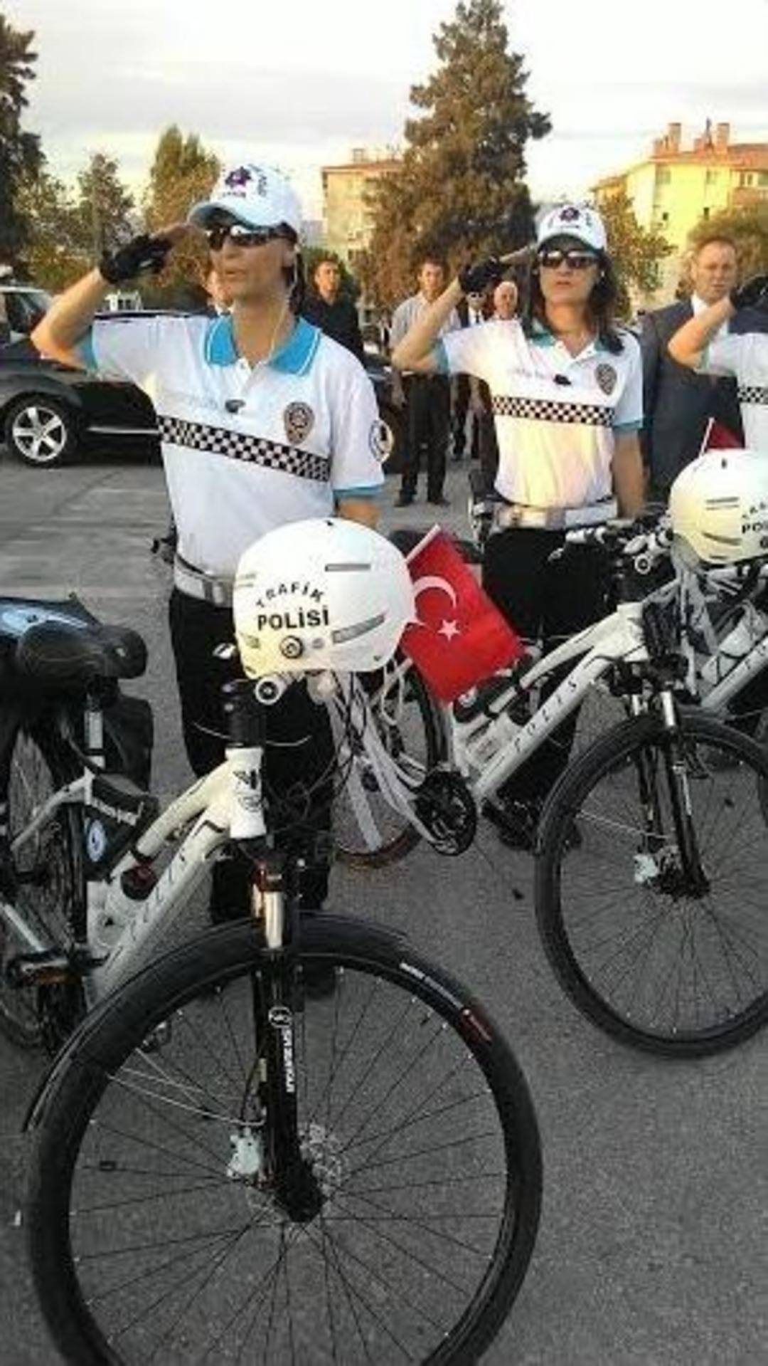 &ldquo;beyaz Kırlangı&ccedil;lar&rdquo; İzmir Trafiğinde