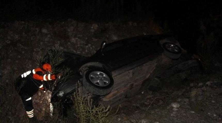 D&uuml;ğ&uuml;ne Giderken Şarampole U&ccedil;tular: 3 Yaralı