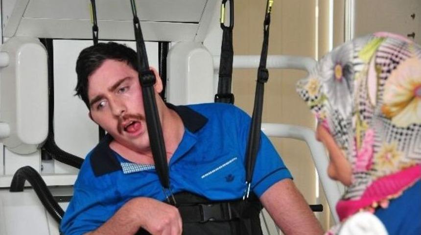 Umut&rsquo;un &lsquo;robogait&rsquo; Cihazıyla Tedavisine Başlandı