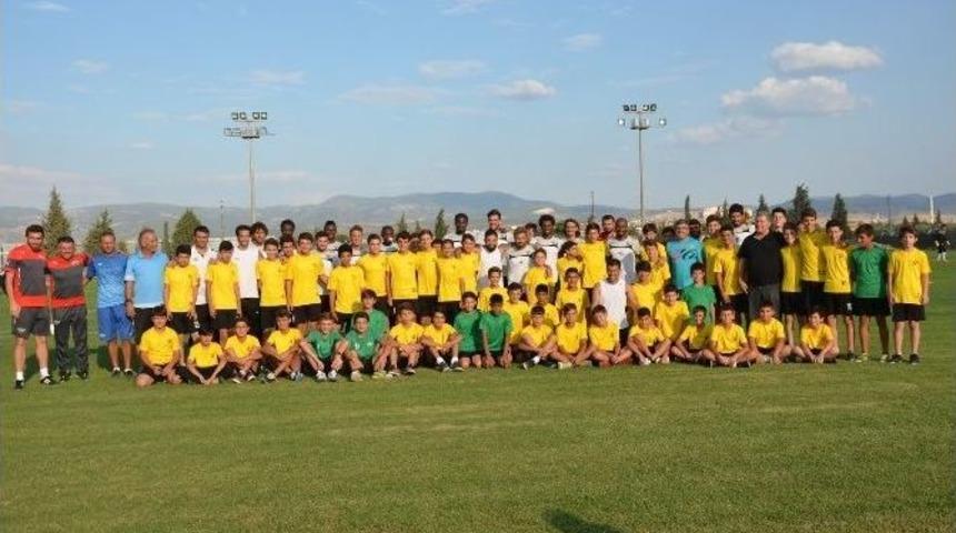 Akhisar Belediyespor, İdman &Ouml;ncesi Minik Sporcuları Konuk Etti