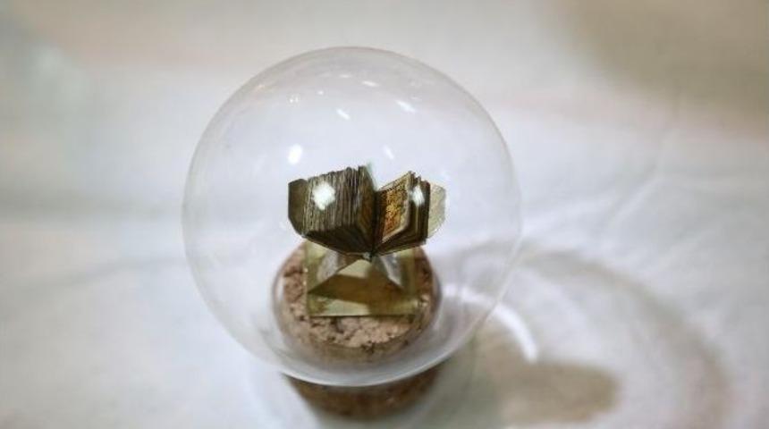 D&uuml;nya&rsquo;nın En K&uuml;&ccedil;&uuml;k Kur&rsquo;an-ı Kerim&rsquo;i Asf&rsquo;de Sergileniyor