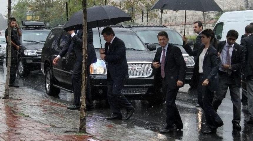 Başbakan Ahmet Davutoğlu&rsquo;ndan Kabir Ziyaretleri