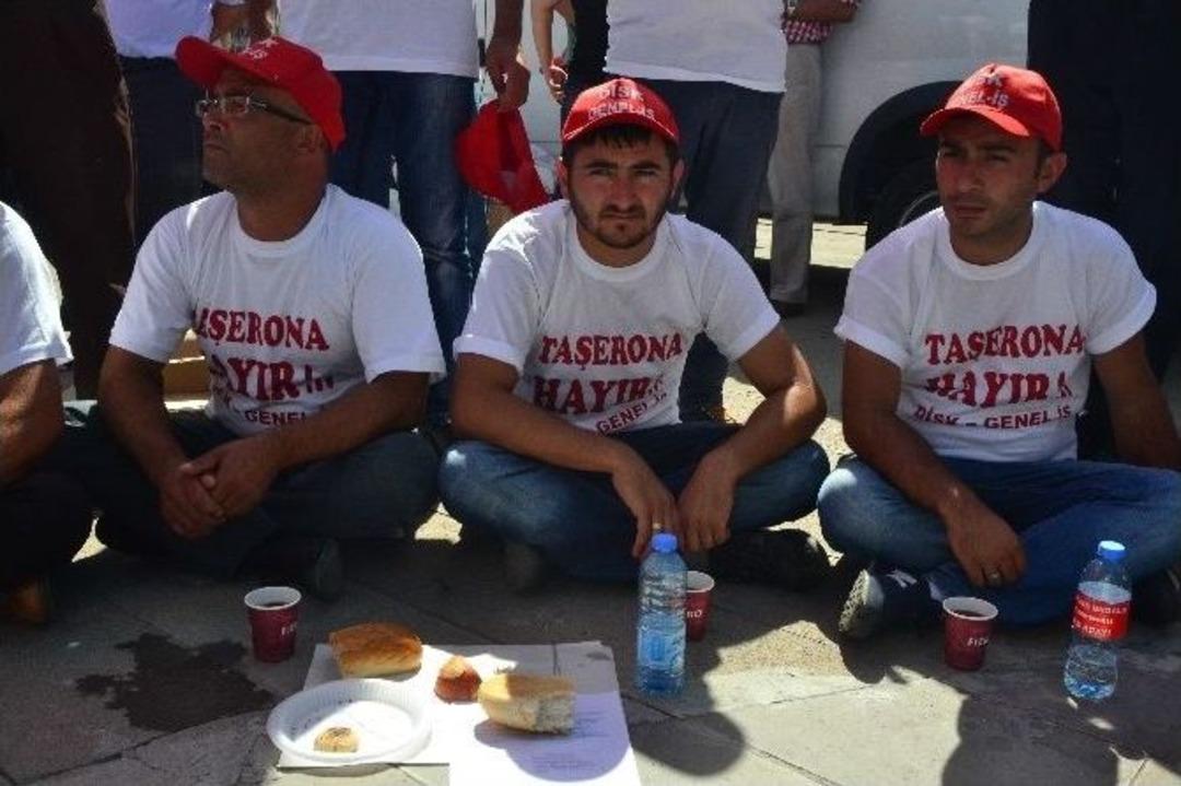 Chp Kurultayının Yapıldığı Salon &Ouml;n&uuml;nde Taşeronlaşma Protestosu