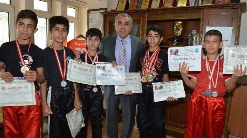 &ldquo;sevgiye Uzanan Eller&rdquo;in Şampiyon Wushu&rsquo;cuları