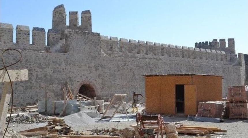 Tarihi Kale Horasan Harcıyla Restore Ediliyor