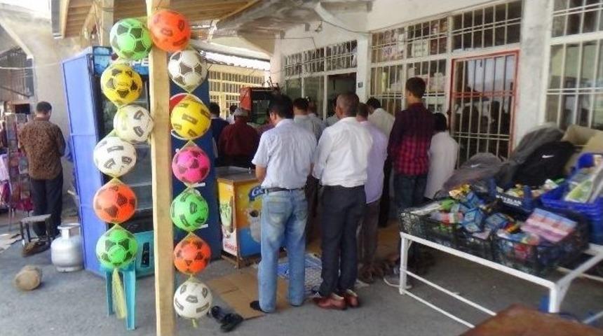 Camiye Sığmayan Cemaat Caddeye Taştı