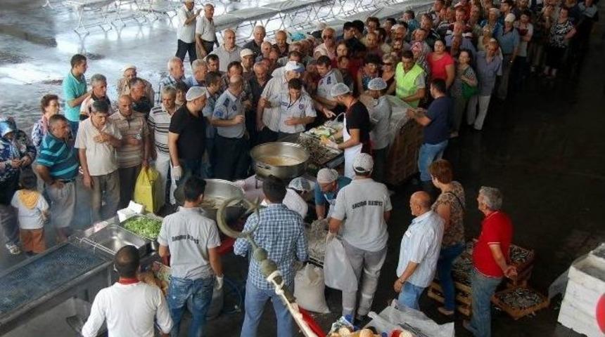 Bandırmalı Balık&ccedil;ılardan İl&ccedil;e Halkına Balık Ekmek İkramı