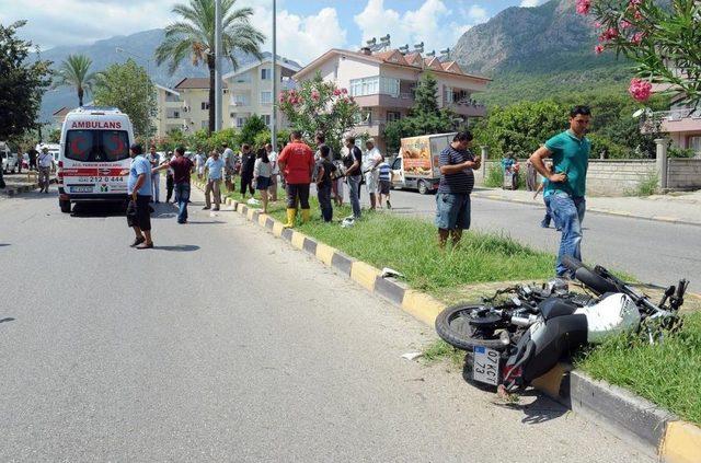 Kemer'de Trafik Kazası: 2 Yaralı