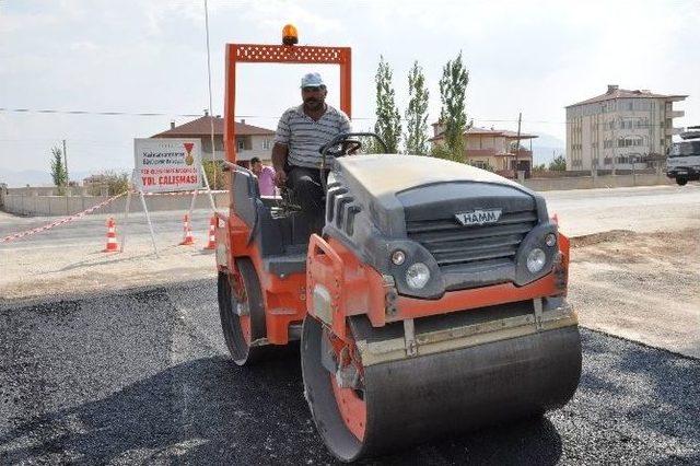 Büyükşehir, Mahalleleri Sıcak Asfaltla Tanıştırıyor