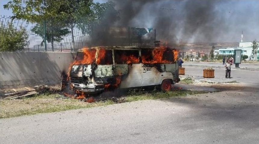 G&ouml;lbaşı&rsquo;nda Seyyar K&ouml;fte Arabası Alev Alev Yandı