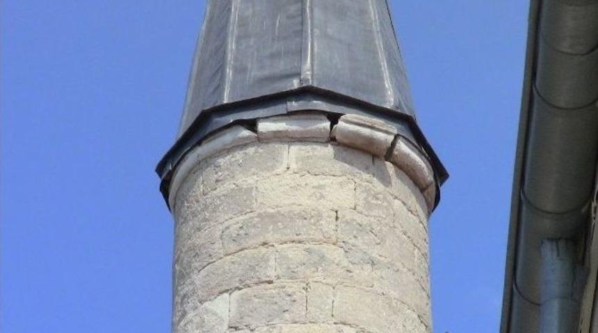 Yıkılmaya Y&uuml;z Tutan Minare Tehlike Sa&ccedil;ıyor