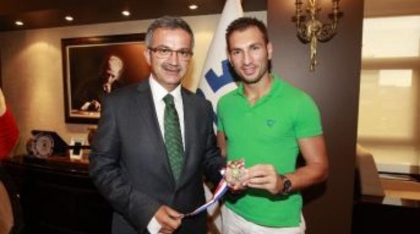 Milli Sporcu Madalyasını Başkan K&ouml;şker&rsquo;e Getirdi